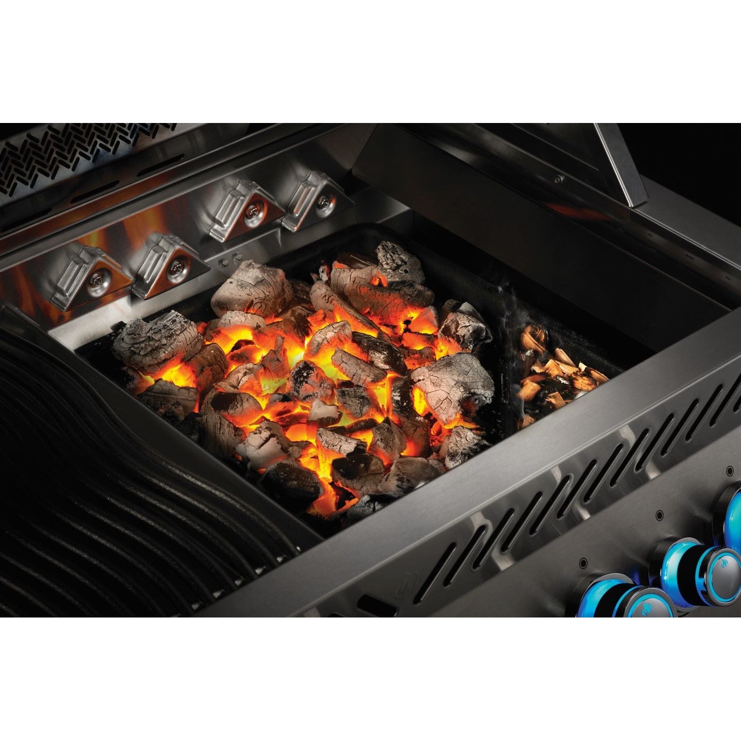 Napoleon Rogue 425 Ambiance Gas Grill Canada | Luxe Barbeque Company Winnipeg